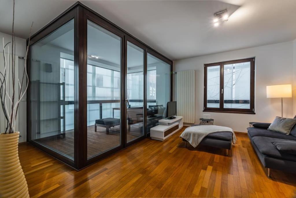 Modern Spacious Flat With A Terrace And A Parking Prag Dış mekan fotoğraf