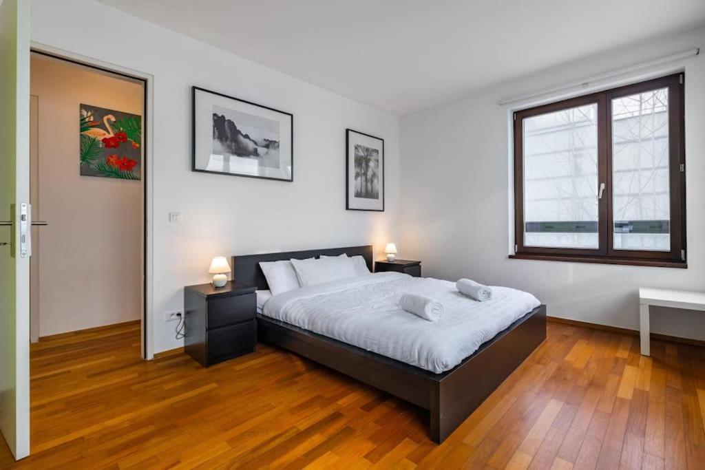 Modern Spacious Flat With A Terrace And A Parking Prag Dış mekan fotoğraf