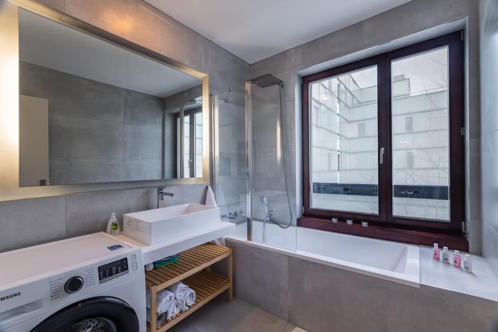 Modern Spacious Flat With A Terrace And A Parking Prag Dış mekan fotoğraf